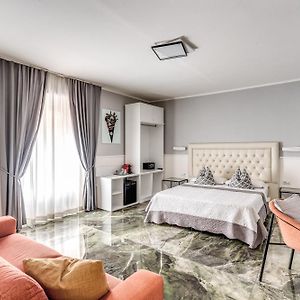 Spanish Step Dream Suites & Cozy Casa